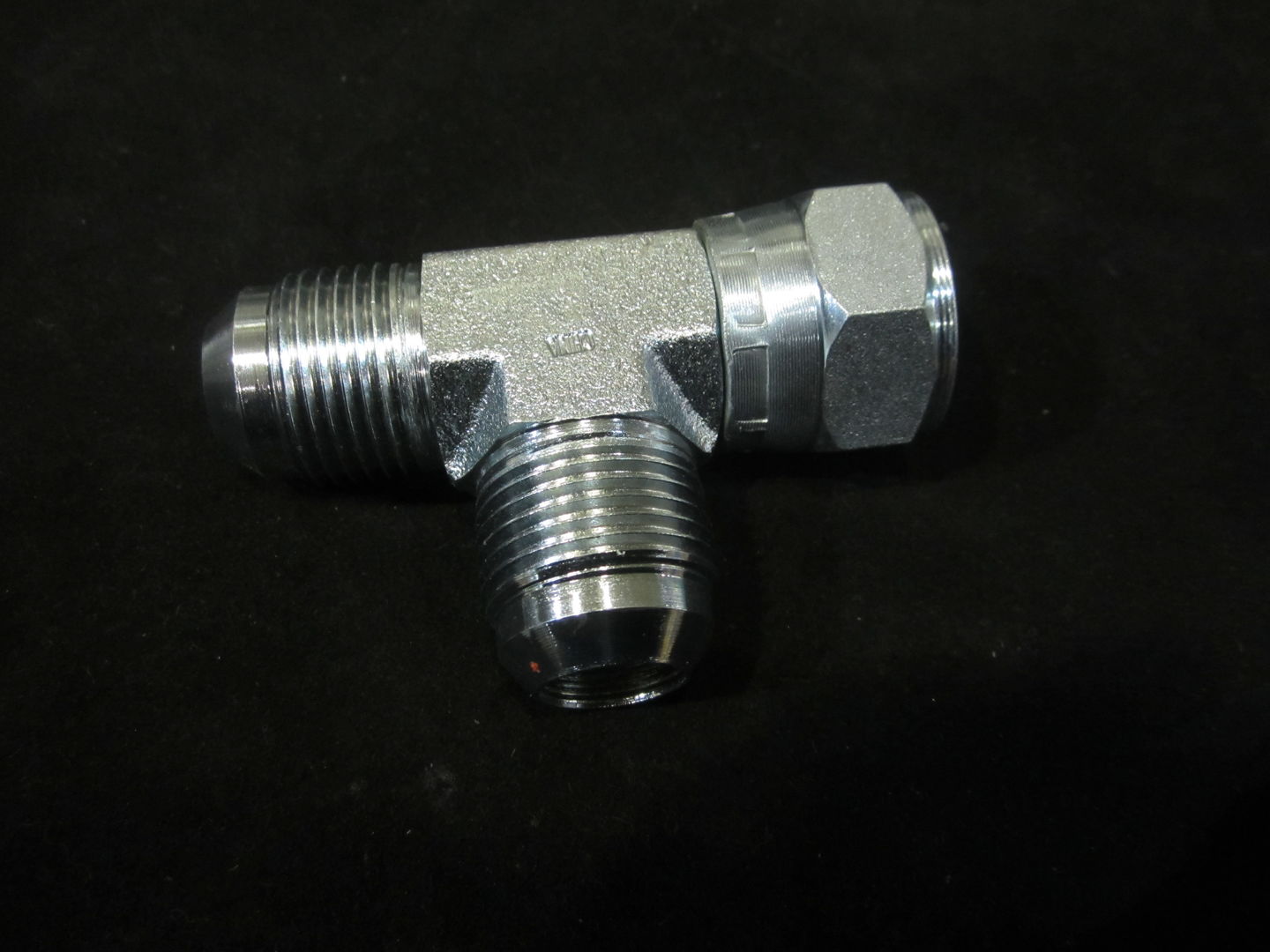 ADAPTER, TEE, SWIVEL RUN -